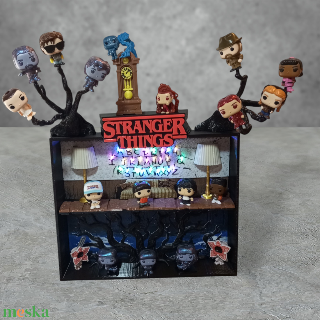 Stranger Things Kinder Joy figura tartó � Willék nappalija-LED világítással - otthon & életmód - dekoráció - asztal és polc dekoráció - dekorációs tál, tartó - Meska.hu