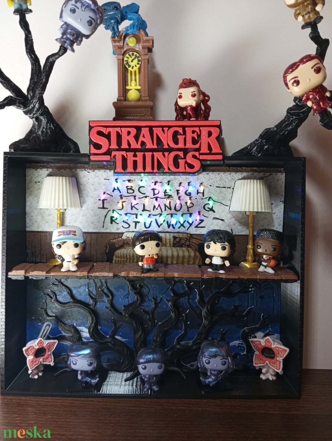 Stranger Things Kinder Joy figura tartó � Willék nappalija-LED világítással - otthon & életmód - dekoráció - asztal és polc dekoráció - dekorációs tál, tartó - Meska.hu