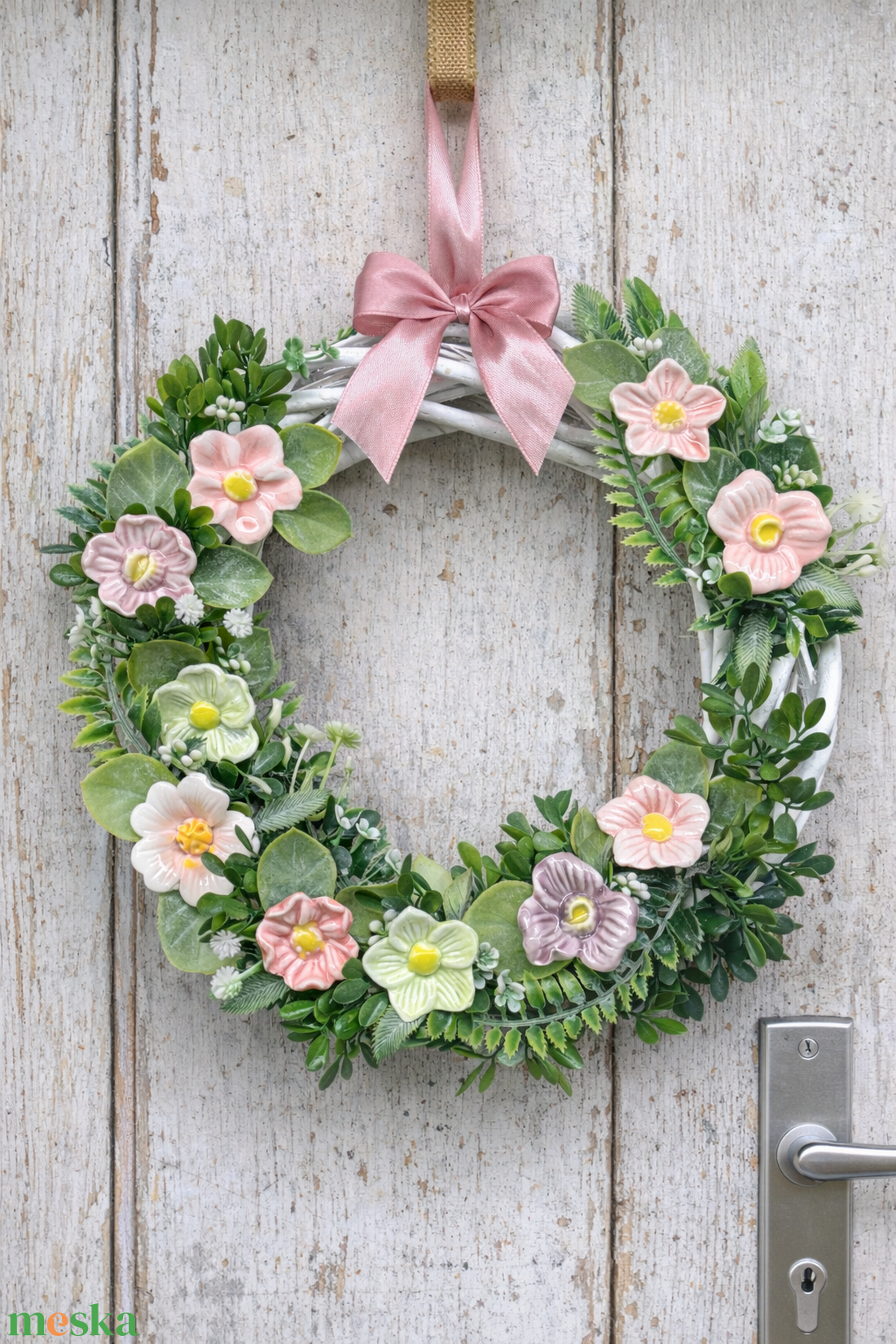 Kerámia virágokkal készült koszorú - otthon & életmód - dekoráció - ajtó- és ablak dekoráció - ajtódísz & kopogtató - Meska.hu