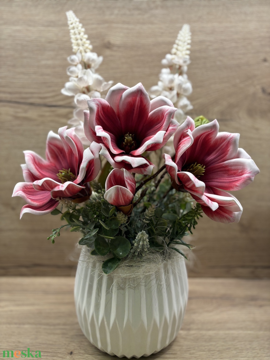 Magnólia, szarkaláb kerámia kaspóban - otthon & életmód - virágdekoráció - virágdíszek - asztali virágdísz - Meska.hu