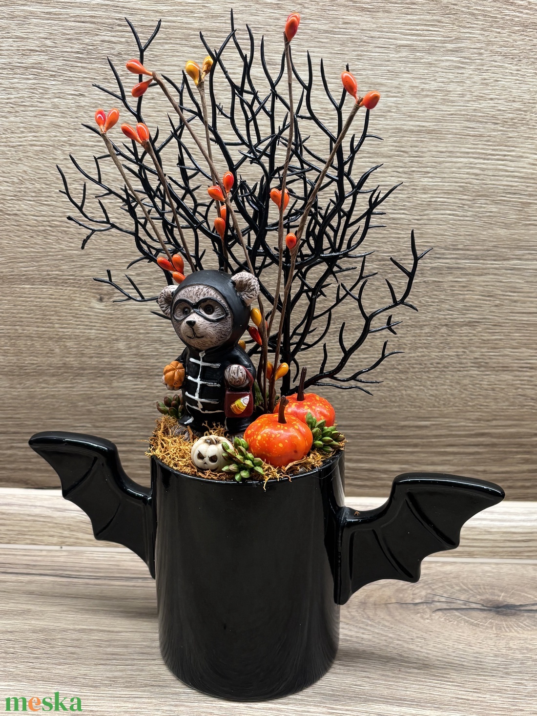 Cuki macis őszi dísz denevéres bögrében - otthon & életmód - dekoráció - halloween - halloweeni asztaldísz - Meska.hu