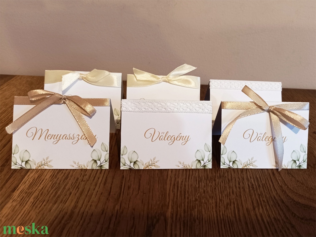 Leveles ültetőkártya arany színű betűkkel - ültetőkártya - esküvő - meghívó & kártya - ültetési rend - Meska.hu