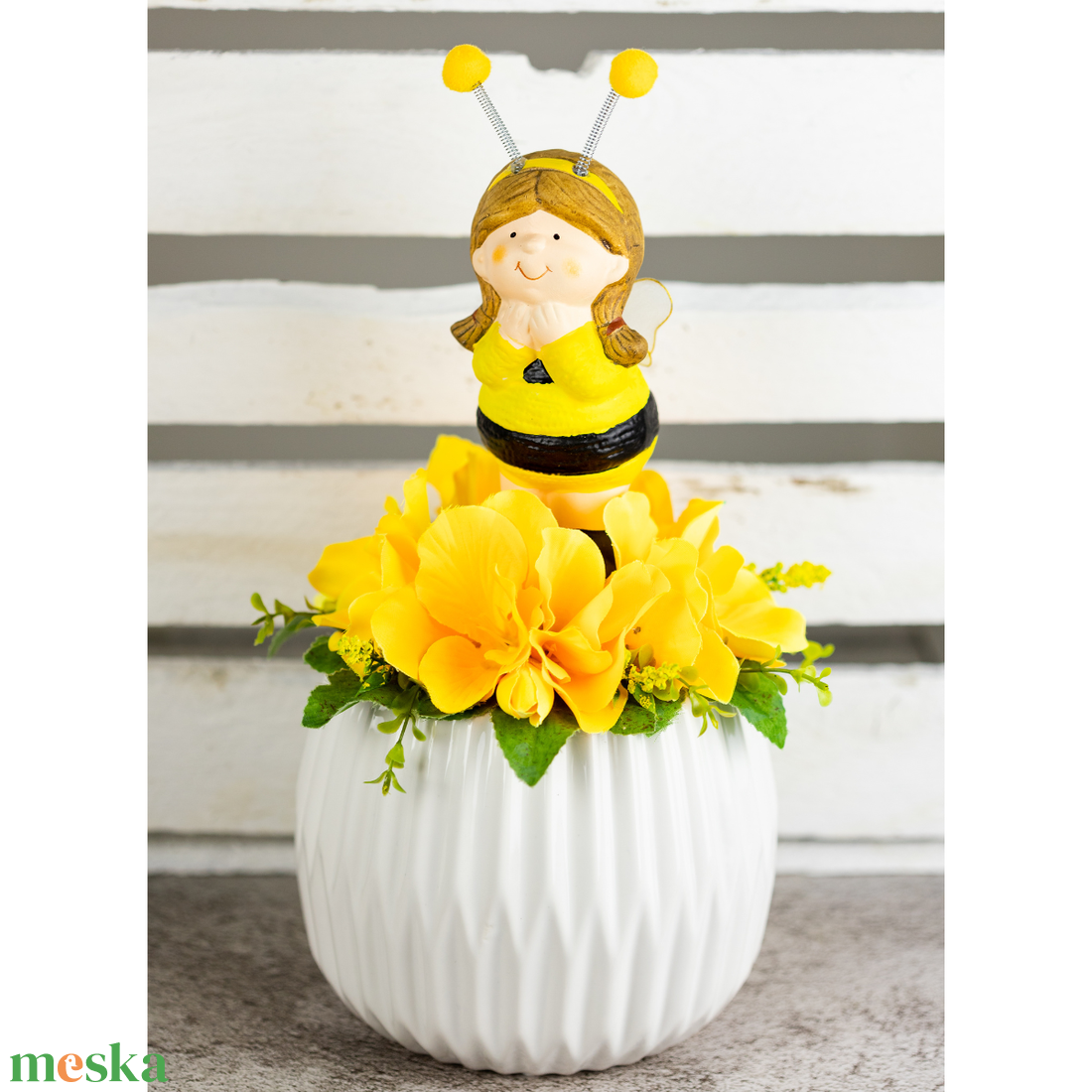 Asztaldísz méhecskével - otthon & életmód - virágdekoráció - virágdíszek - asztali virágdísz - Meska.hu