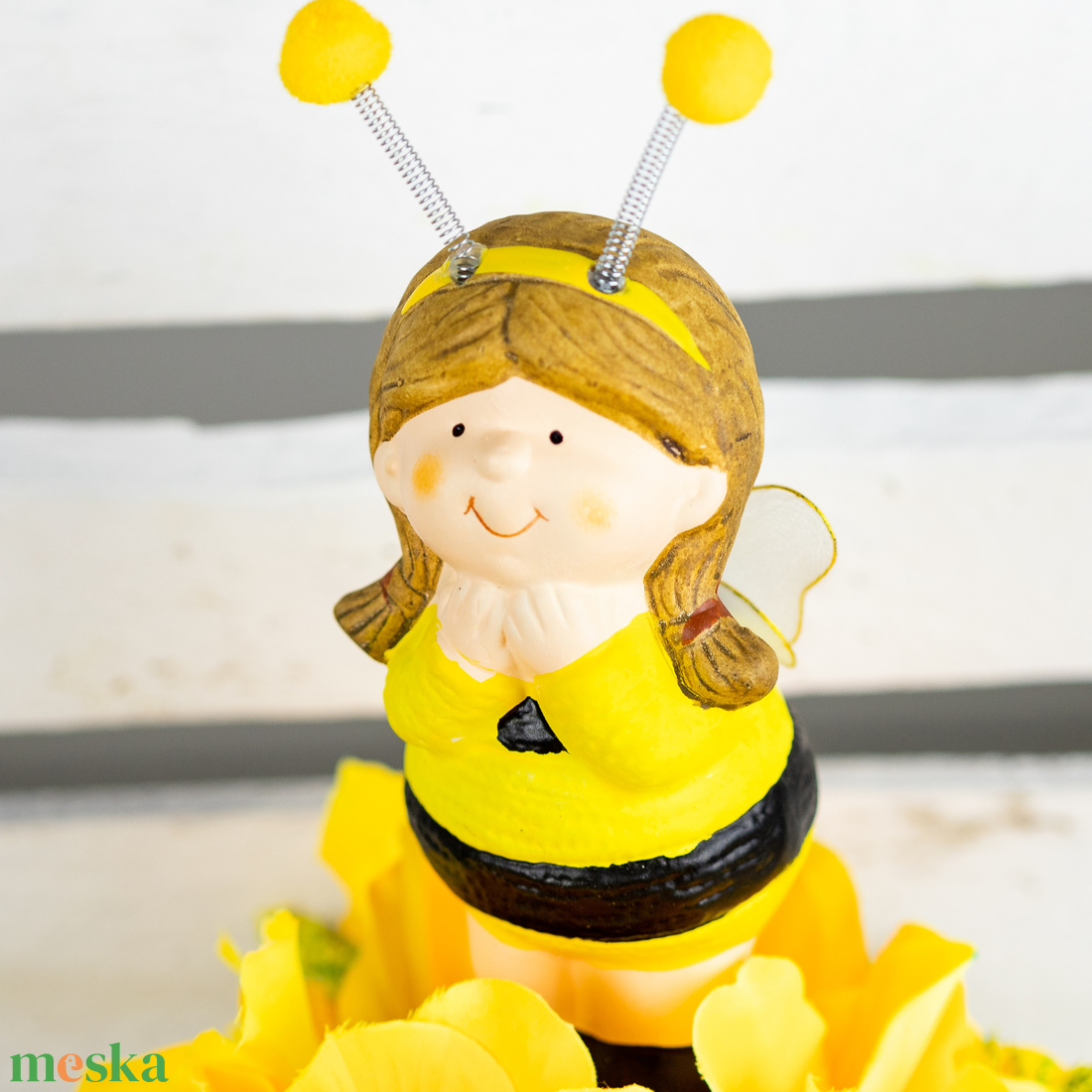 Asztaldísz méhecskével - otthon & életmód - virágdekoráció - virágdíszek - asztali virágdísz - Meska.hu