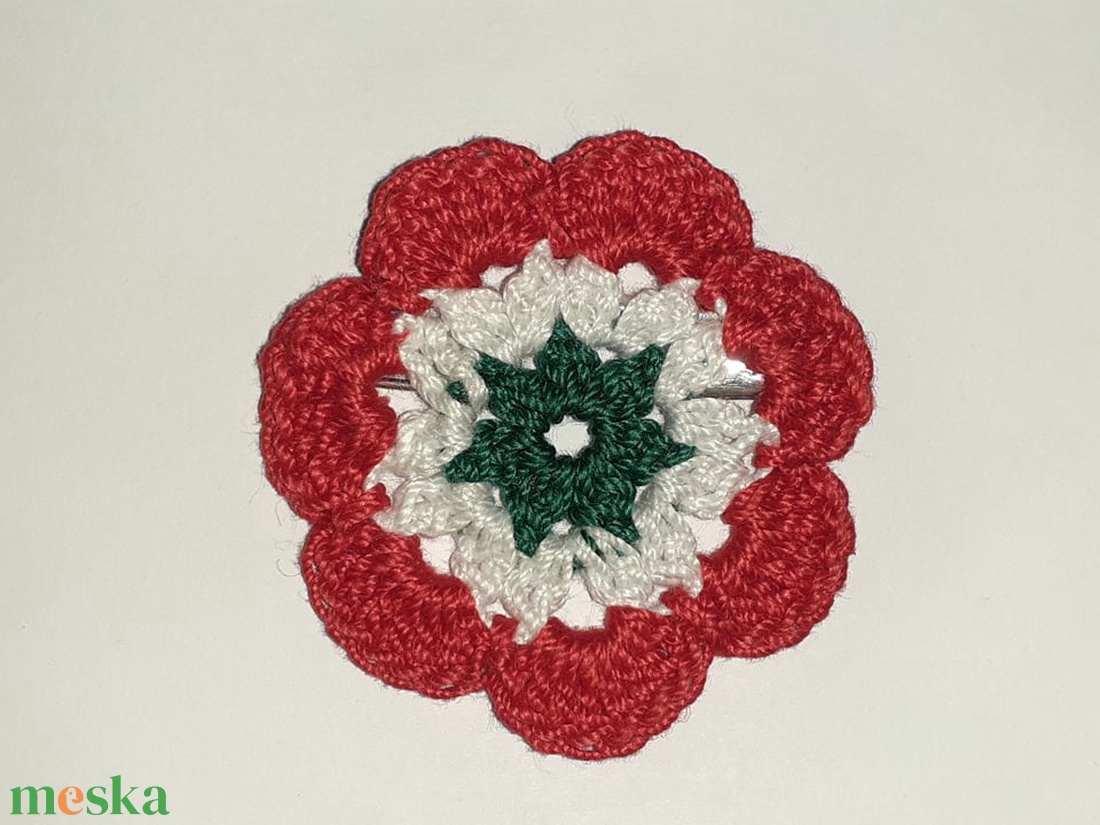 Horgolt kokárda - ékszer - kitűző és bross - kitűző - Meska.hu