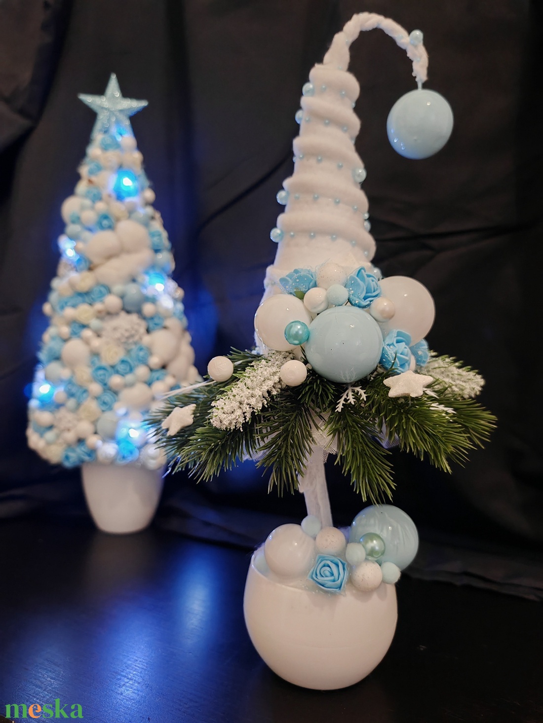 Világoskék-fehér grincsfa fenyő szoknyával - karácsony - karácsonyi lakásdekoráció - karácsonyfa, grincsfa - Meska.hu