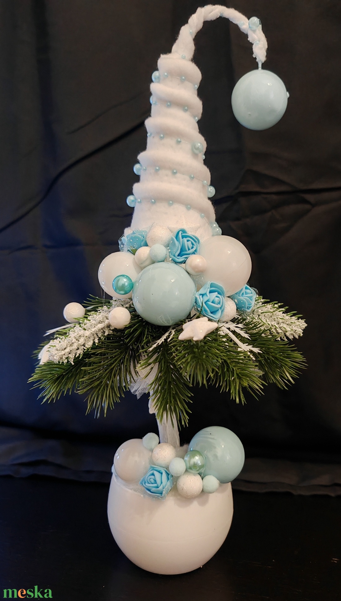 Világoskék-fehér grincsfa fenyő szoknyával - karácsony - karácsonyi lakásdekoráció - karácsonyfa, grincsfa - Meska.hu