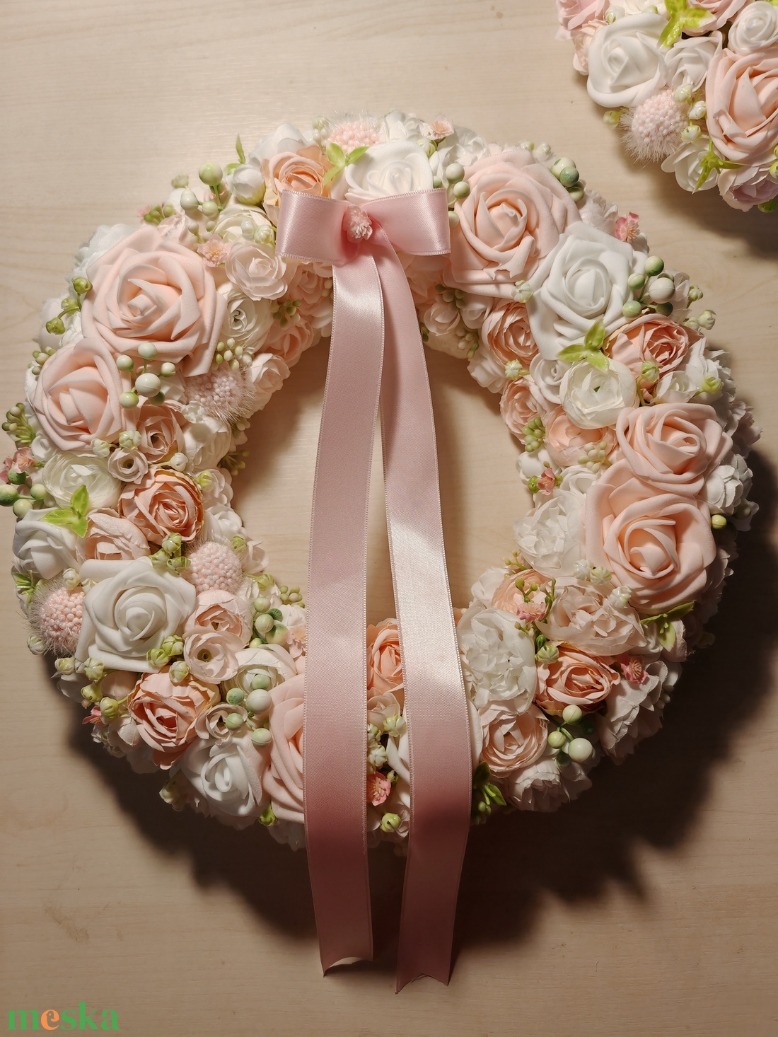 Rózsaszín és fehér virágokkal készült tavaszi kopogtató asztaldísszel - otthon & életmód - dekoráció - ajtó- és ablak dekoráció - ajtódísz & kopogtató - Meska.hu