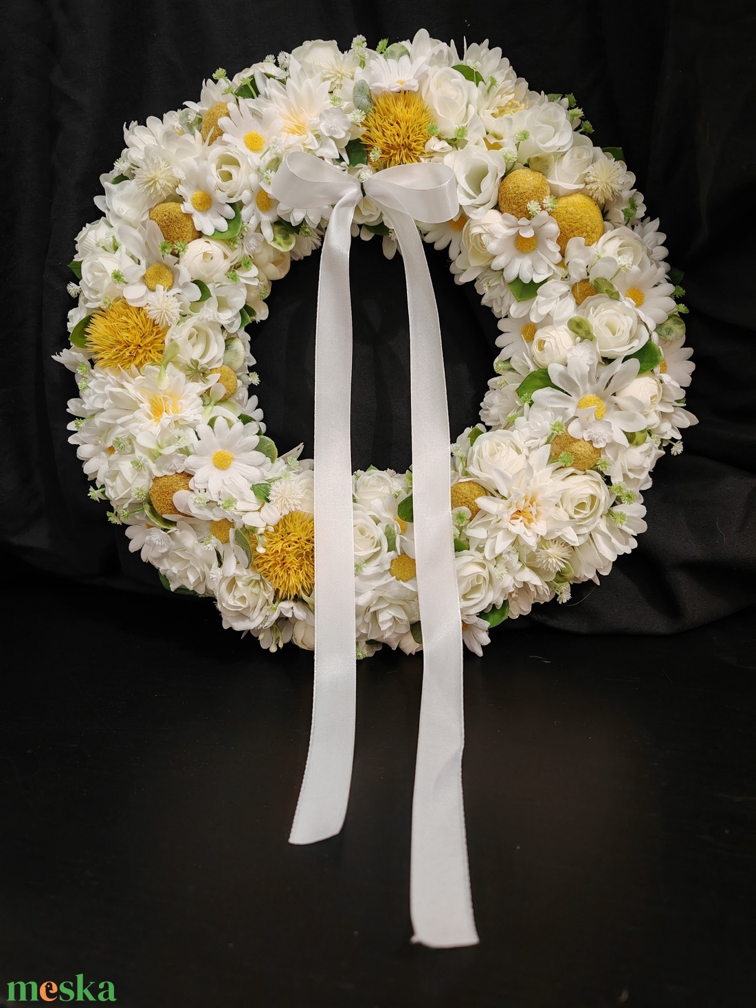 Margarétákkal és fehér virágokkal készült tavaszi kopogtató - otthon & életmód - dekoráció - ajtó- és ablak dekoráció - ajtódísz & kopogtató - Meska.hu