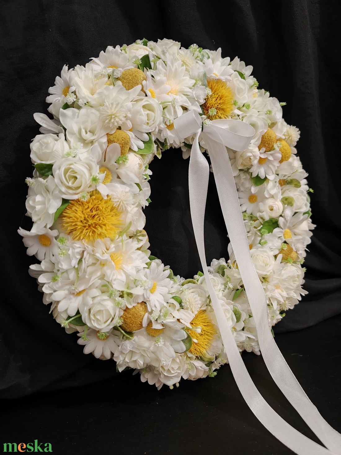 Margarétákkal és fehér virágokkal készült tavaszi kopogtató - otthon & életmód - dekoráció - ajtó- és ablak dekoráció - ajtódísz & kopogtató - Meska.hu