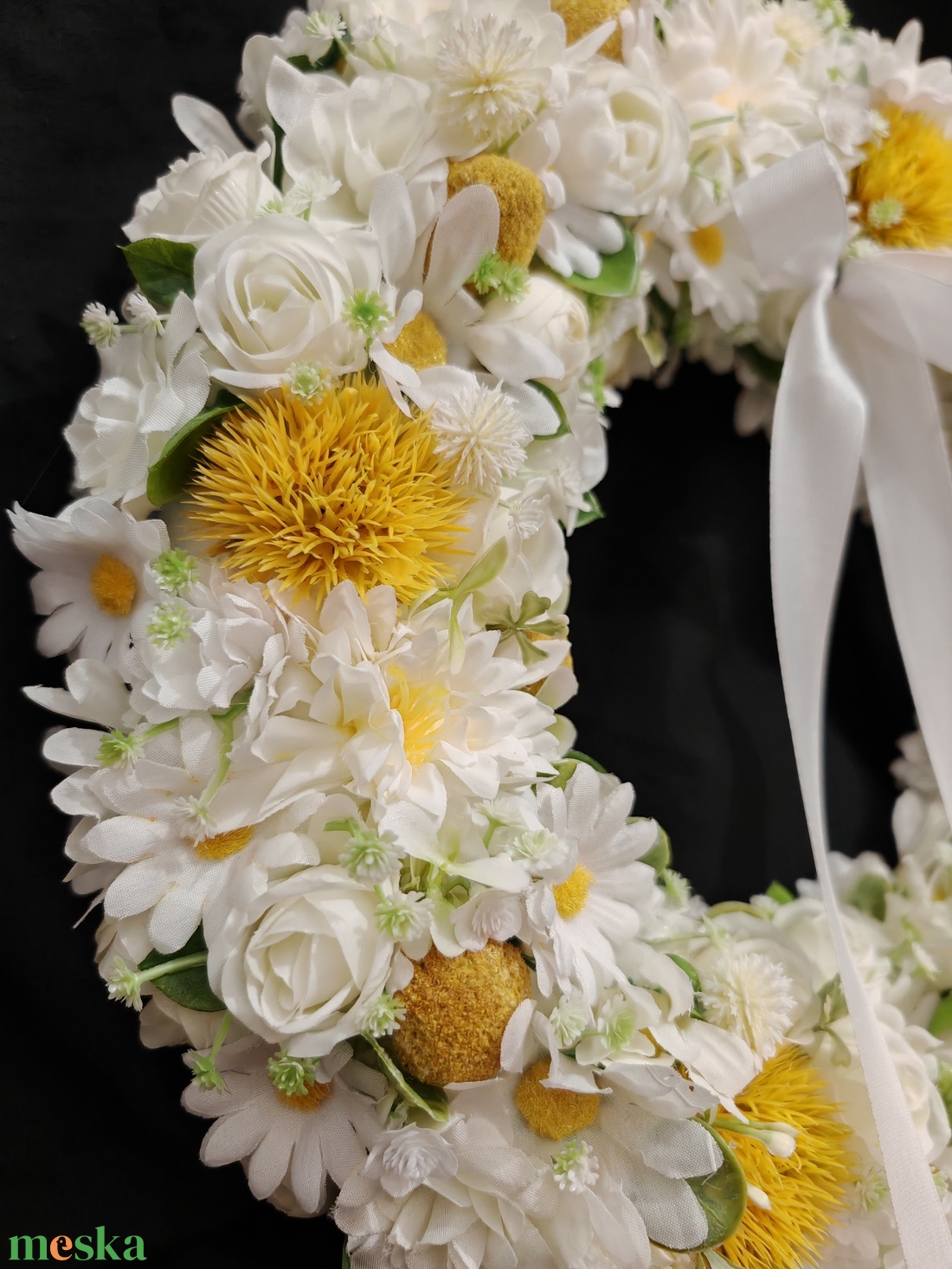 Margarétákkal és fehér virágokkal készült tavaszi kopogtató - otthon & életmód - dekoráció - ajtó- és ablak dekoráció - ajtódísz & kopogtató - Meska.hu