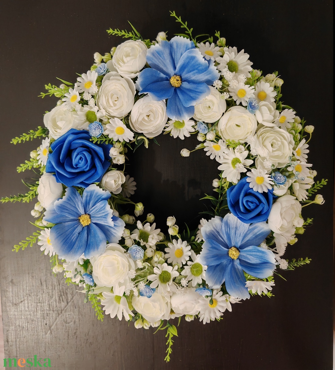 Tavaszi ajtódísz kék és fehér virágokkal - otthon & életmód - dekoráció - ajtó- és ablak dekoráció - ajtódísz & kopogtató - Meska.hu