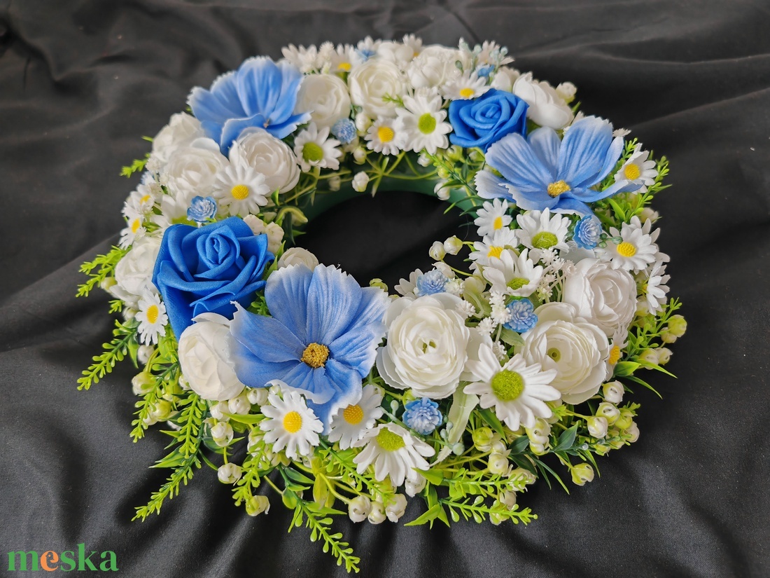 Tavaszi ajtódísz kék és fehér virágokkal - otthon & életmód - dekoráció - ajtó- és ablak dekoráció - ajtódísz & kopogtató - Meska.hu