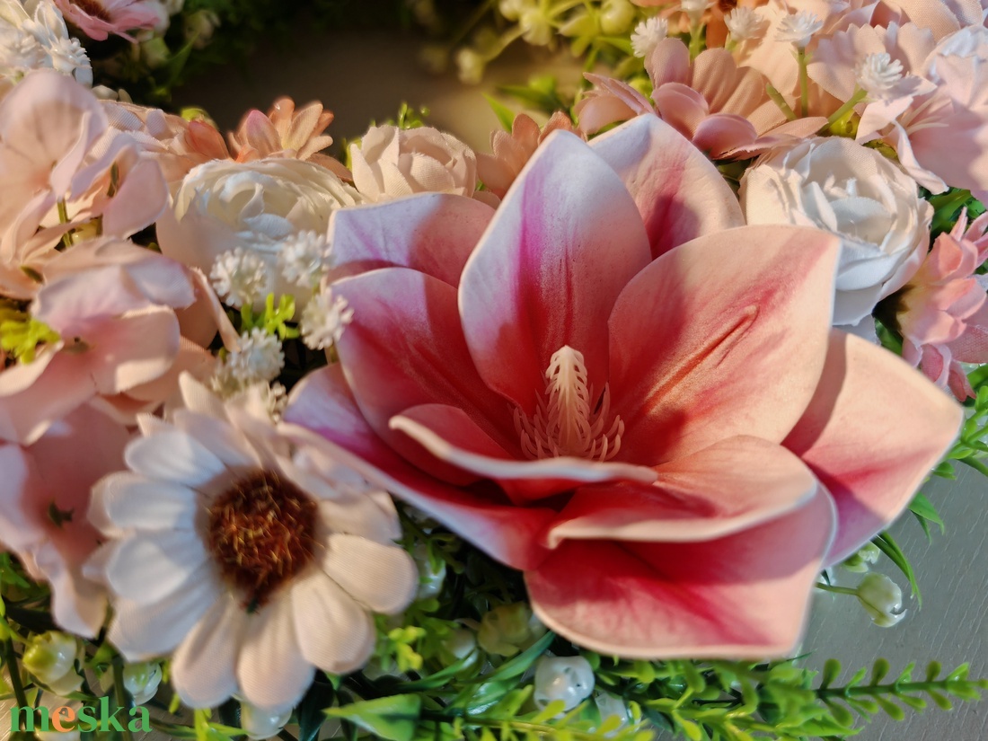 Tavaszi ajtódísz rózsaszín és fehér virágokkal - otthon & életmód - dekoráció - ajtó- és ablak dekoráció - ajtódísz & kopogtató - Meska.hu