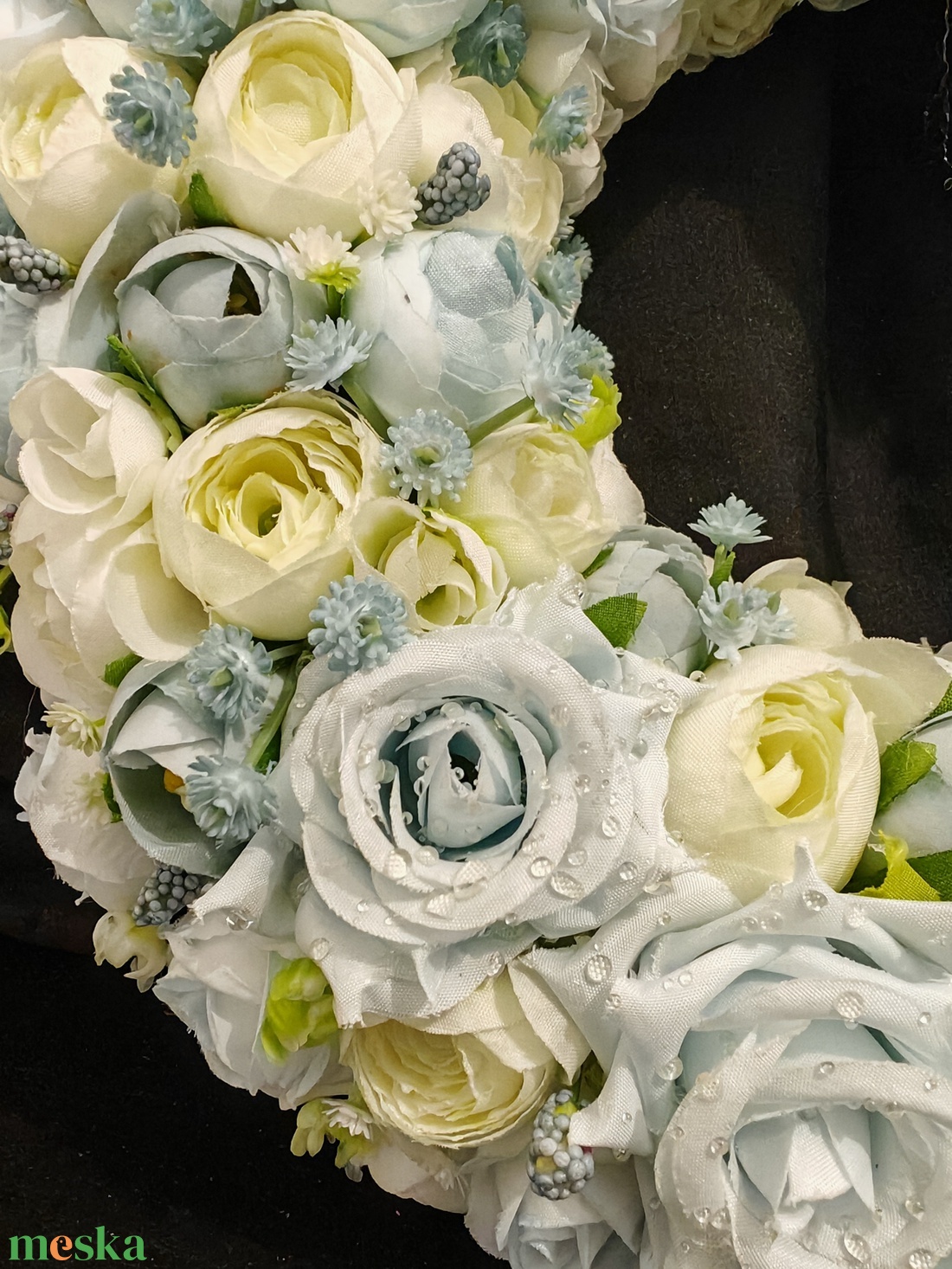 Világoskék és fehér virágokkal készült kopogtató - otthon & életmód - dekoráció - ajtó- és ablak dekoráció - ajtódísz & kopogtató - Meska.hu