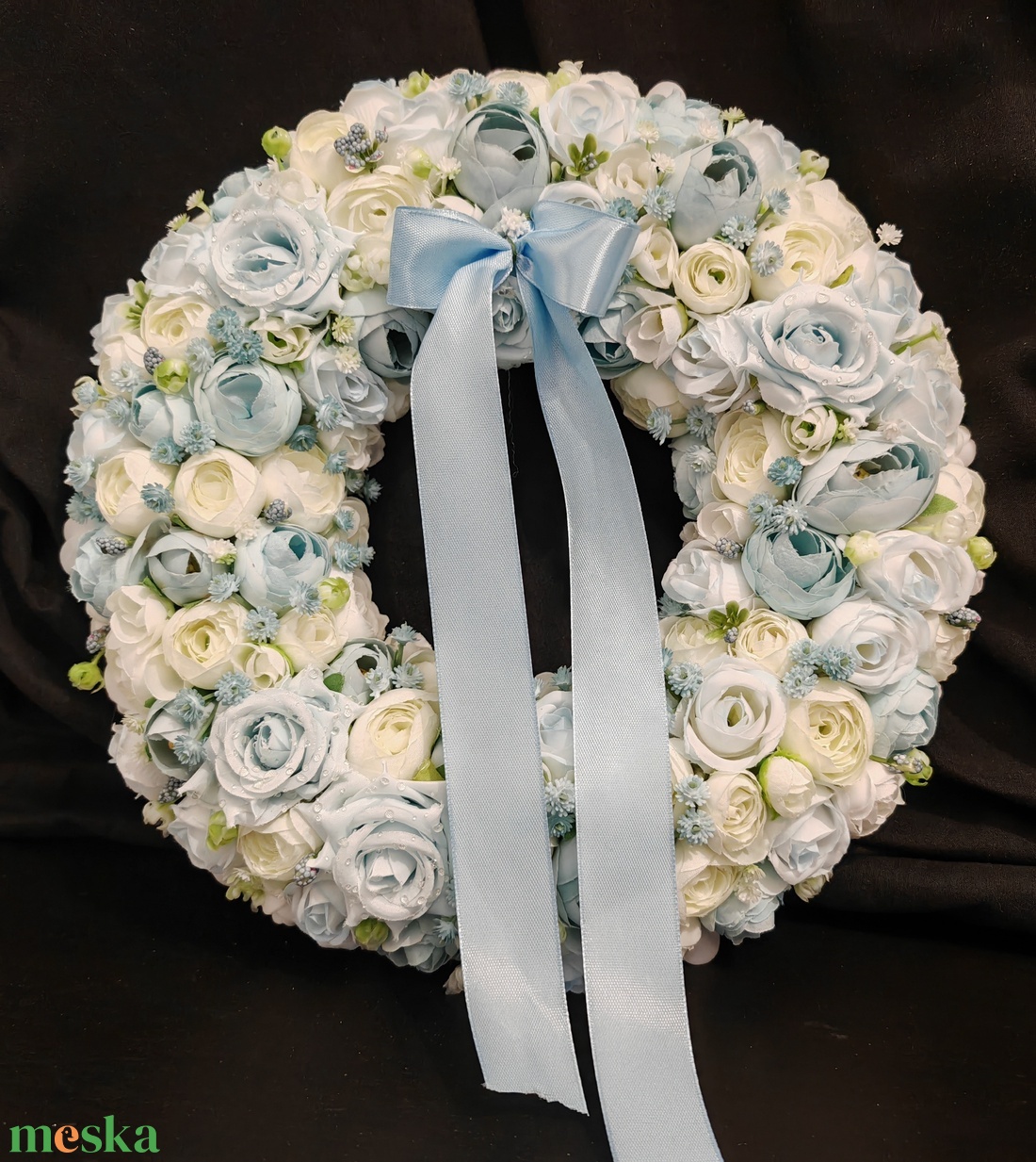 Világoskék és fehér virágokkal készült kopogtató - otthon & életmód - dekoráció - ajtó- és ablak dekoráció - ajtódísz & kopogtató - Meska.hu