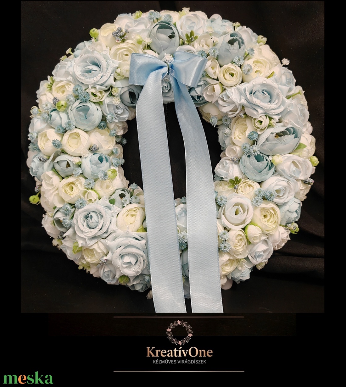 Világoskék-fehér virágos kopogtató - otthon & életmód - dekoráció - ajtó- és ablak dekoráció - ajtódísz & kopogtató - Meska.hu