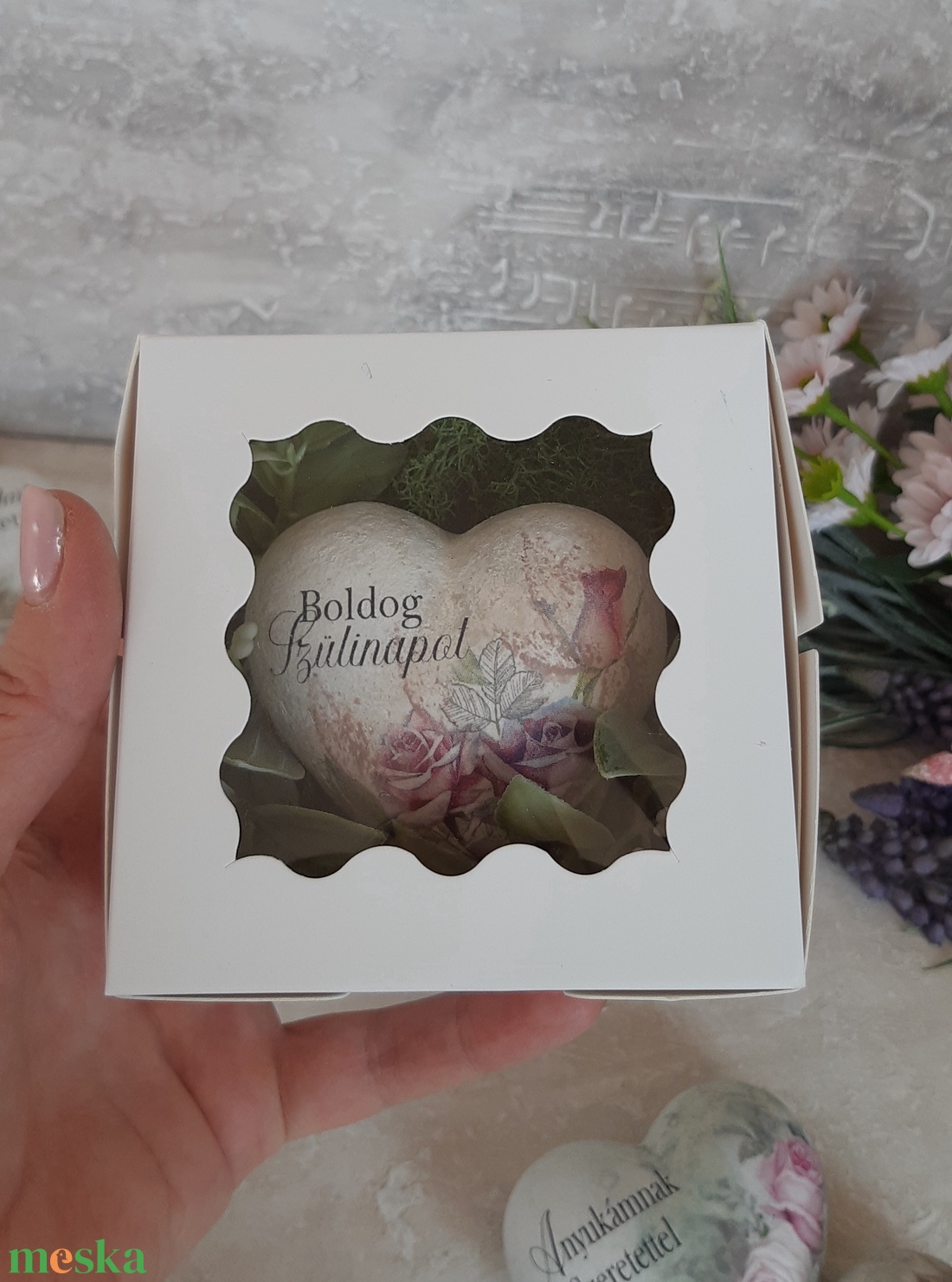 Ajándék szív díszdobozban - otthon & életmód - virágdekoráció - virágdíszek - asztali virágdísz - Meska.hu