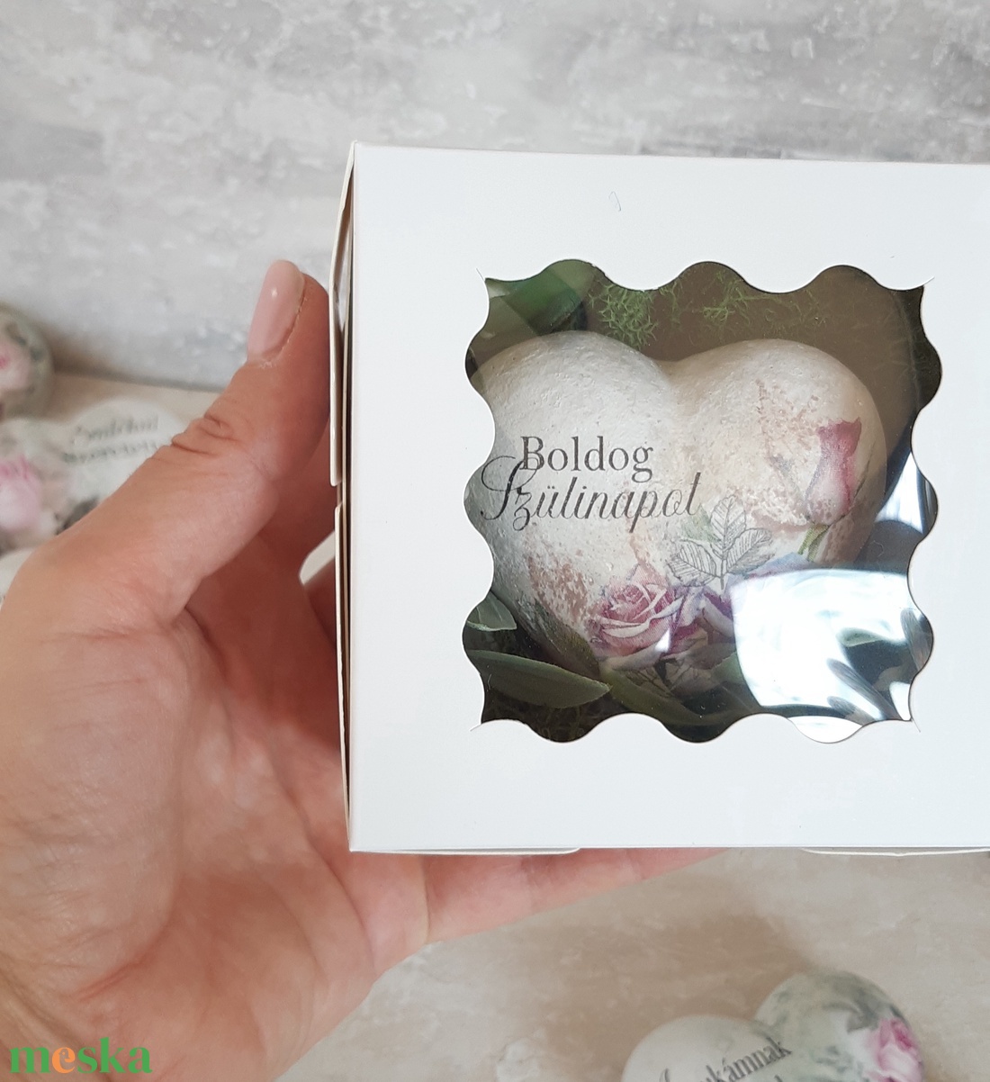 Ajándék szív díszdobozban - otthon & életmód - virágdekoráció - virágdíszek - asztali virágdísz - Meska.hu