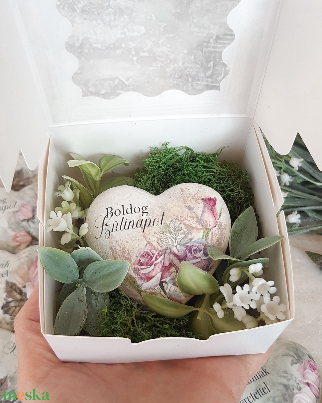 Ajándék szív díszdobozban - otthon & életmód - virágdekoráció - virágdíszek - asztali virágdísz - Meska.hu