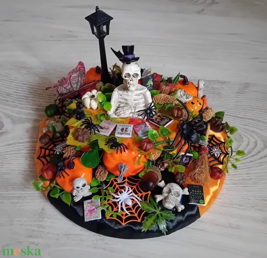 Halloweeni könyves asztaldekoráció - otthon & életmód - dekoráció - asztal és polc dekoráció - asztaldísz - Meska.hu