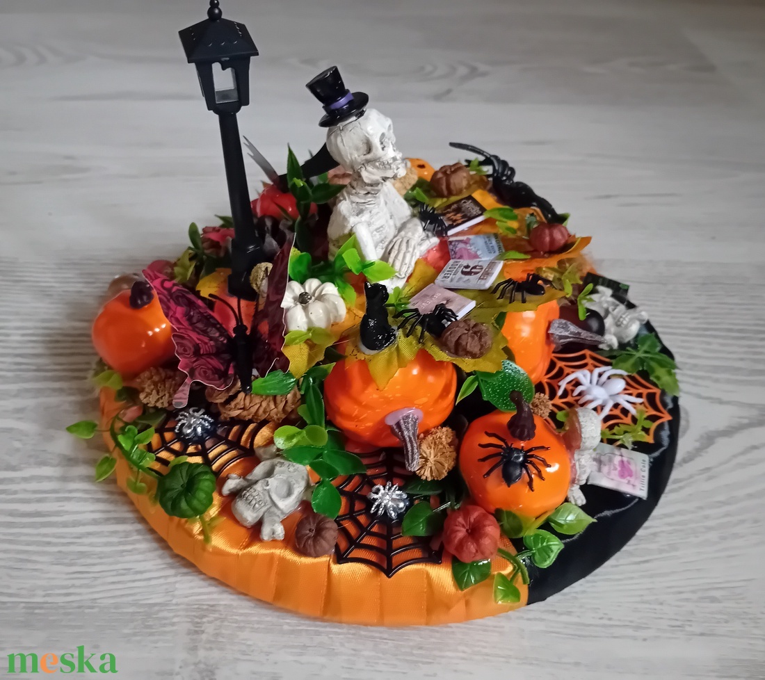 Halloweeni könyves asztaldekoráció - otthon & életmód - dekoráció - asztal és polc dekoráció - asztaldísz - Meska.hu