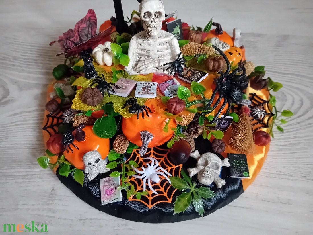 Halloweeni könyves asztaldekoráció - otthon & életmód - dekoráció - asztal és polc dekoráció - asztaldísz - Meska.hu