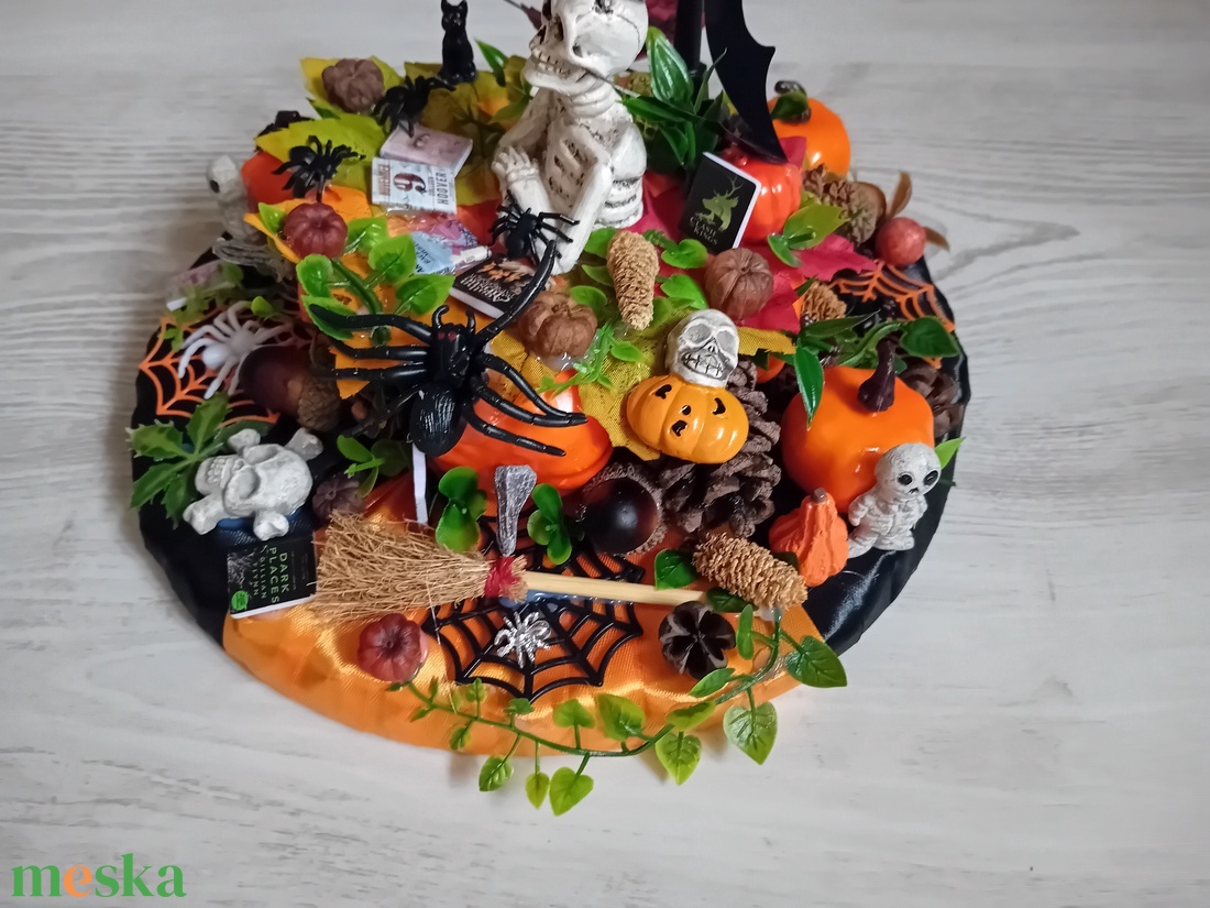 Halloweeni könyves asztaldekoráció - otthon & életmód - dekoráció - asztal és polc dekoráció - asztaldísz - Meska.hu