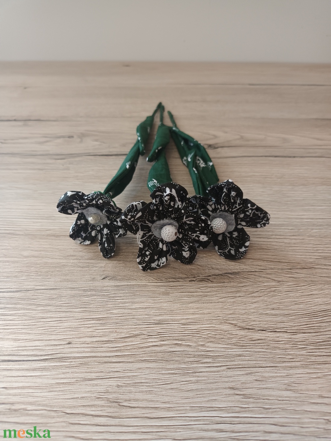 Fekete, fehér mintás nyári textil virágok - otthon & életmód - dekoráció - asztal és polc dekoráció - asztaldísz - Meska.hu