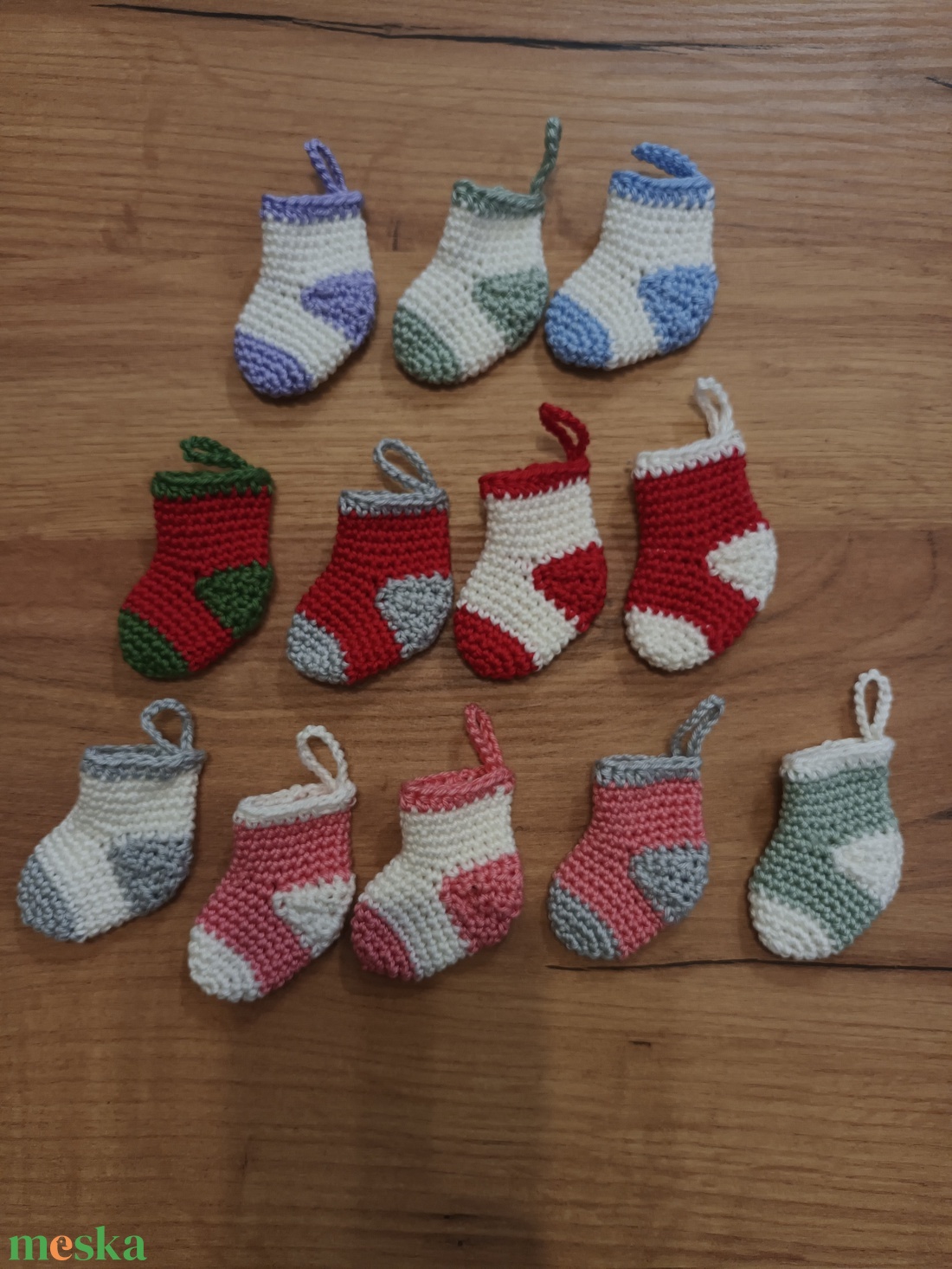 Horgolt karácsonyi mini zoknik - karácsony - karácsonyi lakásdekoráció - karácsonyfadíszek - Meska.hu