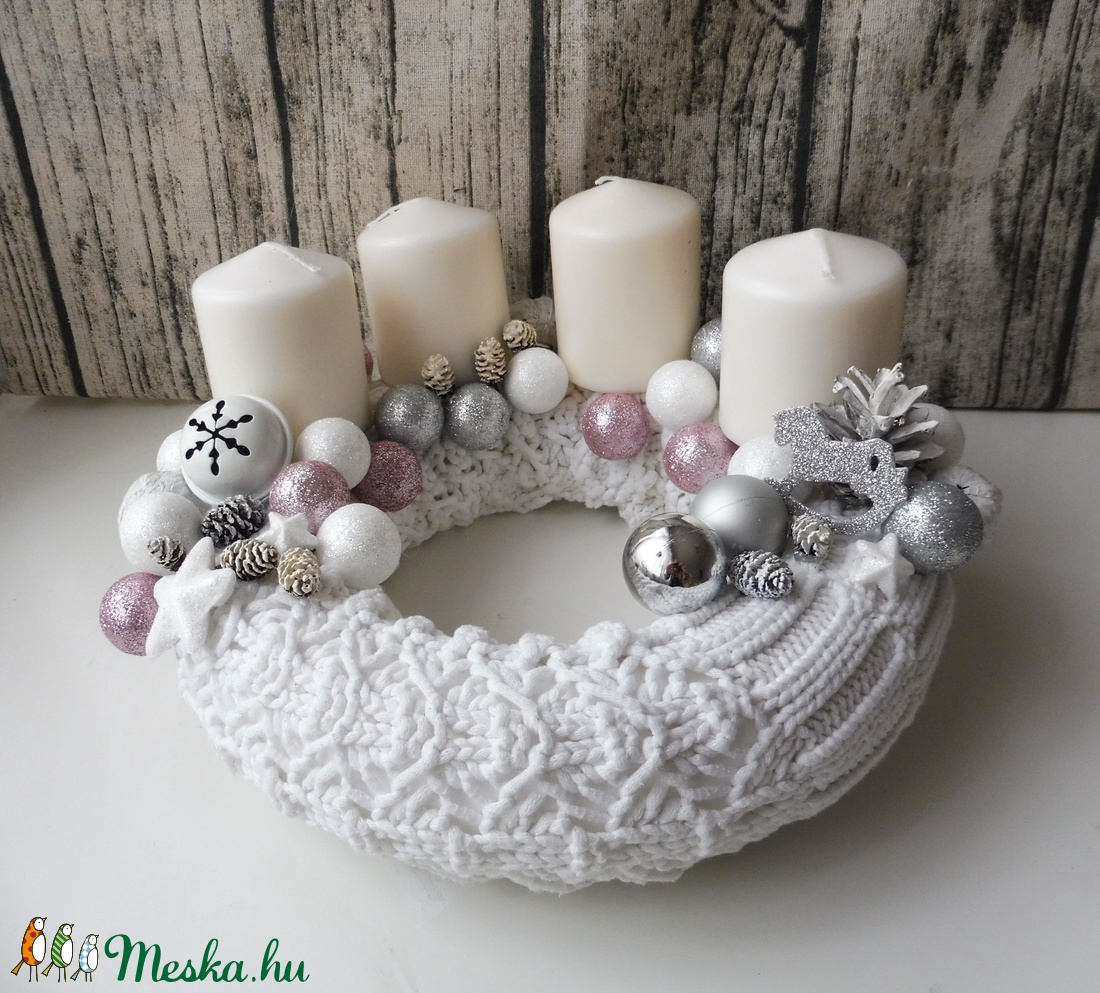 Fehér kötött alapon fehér és ezüst adventi koszorú -  - Meska.hu