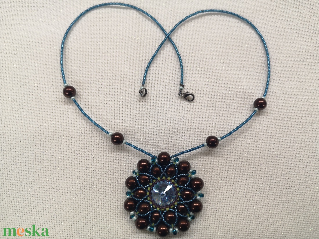 Elegáns Swarovski medálos nyaklánc � föld és tenger színei  - ékszer - nyaklánc - medálos nyaklánc - Meska.hu