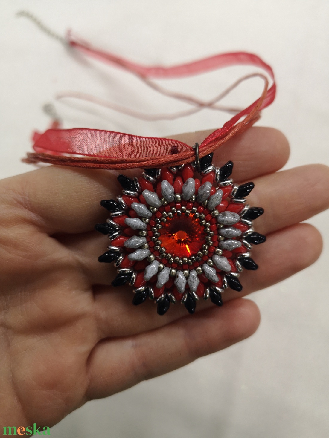 Tüzes piros-fekete nyaklánc Swarovskival - ékszer - nyaklánc - medálos nyaklánc - Meska.hu