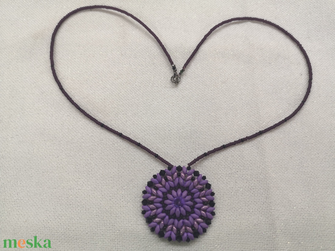 Üde lila nyaklánc Swarowskival - ékszer - nyaklánc - medálos nyaklánc - Meska.hu