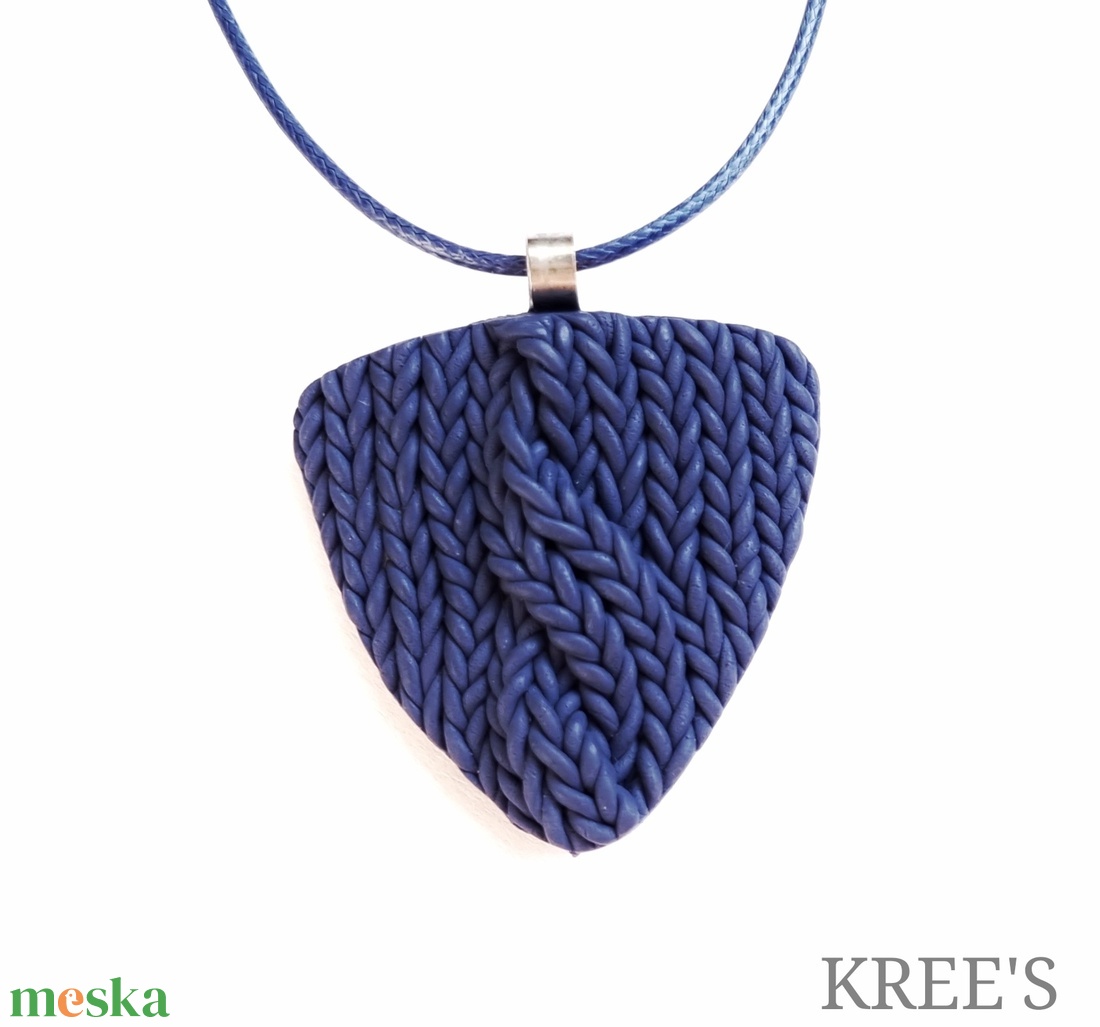 Kék, kötött mintás ékszergyurma nyaklánc - ékszer - nyaklánc - medálos nyaklánc - Meska.hu