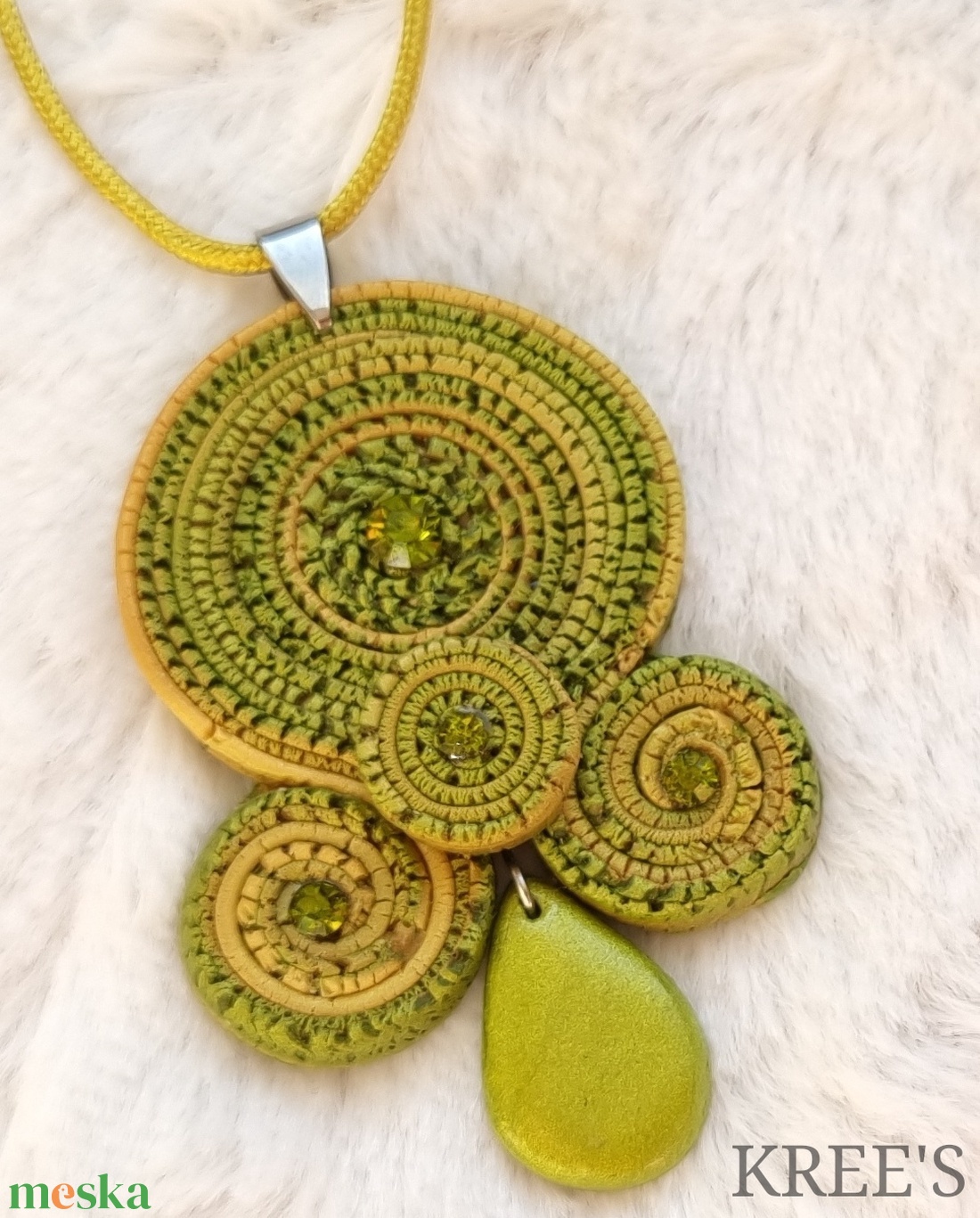 Zöld-arany tekercsek - ékszergyurma nyaklánc - ékszer - nyaklánc - medálos nyaklánc - Meska.hu