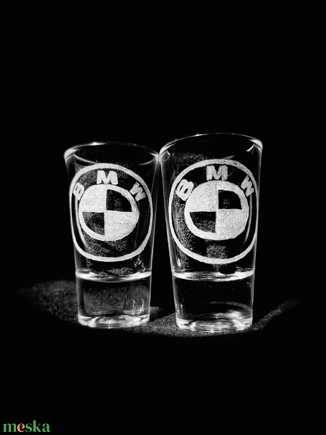 BMW logós kézzel gravírozott pálinkás pohár készlet (2 db / pár) � Egyedi ajándék autórajongóknak - otthon & életmód - konyhafelszerelés, tálalás - tálalás - pálinkás poharak, szettek - Meska.hu