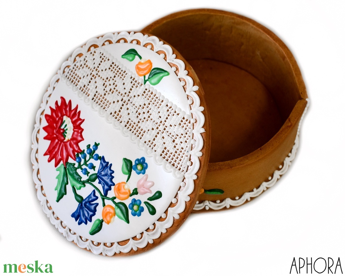Mézeskalács doboz kerek kalocsai,hímzéssel - otthon & életmód - dekoráció - dísztárgy - Meska.hu Mézeskalács doboz kerek kalocsai,hímzéssel - otthon & életmód - dekoráció - dísztárgy - Meska.hu