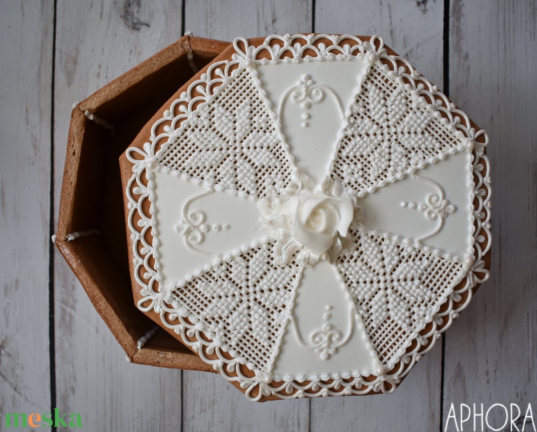 Mézeskalács doboz fehér hímzett, rózsás  - esküvő - emlék & ajándék - doboz - Meska.hu