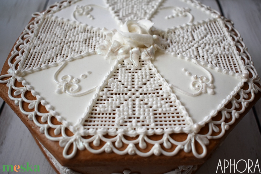 Mézeskalács doboz fehér hímzett, rózsás  - esküvő - emlék & ajándék - doboz - Meska.hu