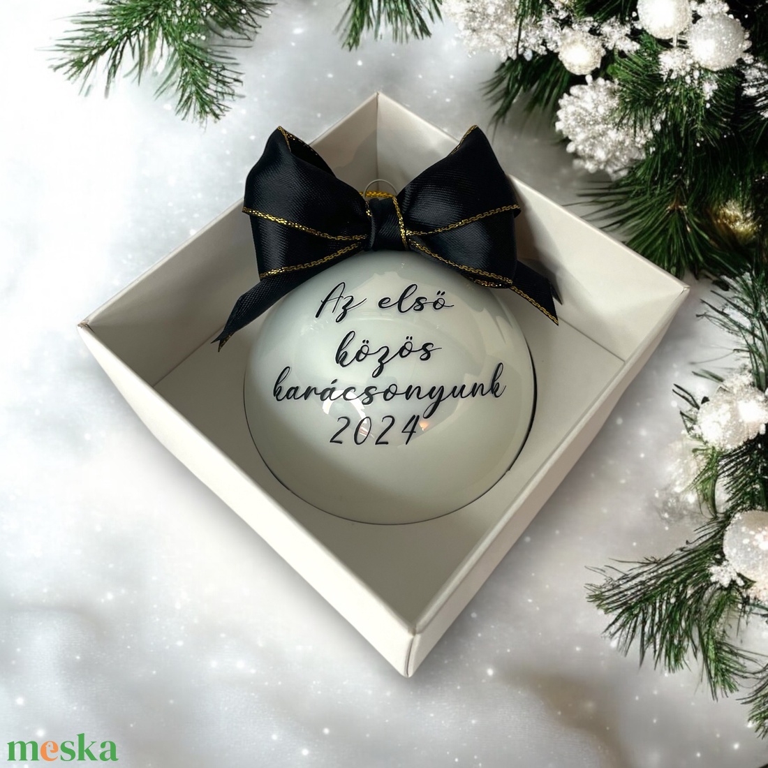 Díszdoboz+ Az első közös karácsonyunk 8 cm-es üveggömb. - karácsony - karácsonyi lakásdekoráció - karácsonyfadíszek - Meska.hu