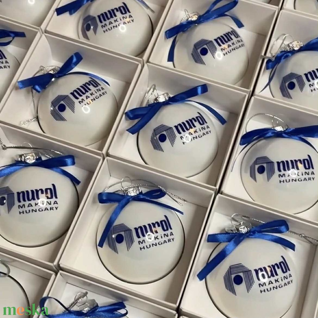 Egyedi céges ajándék, logózott 8 cm-es üveggömb. - karácsony - karácsonyi lakásdekoráció - karácsonyfadíszek - Meska.hu