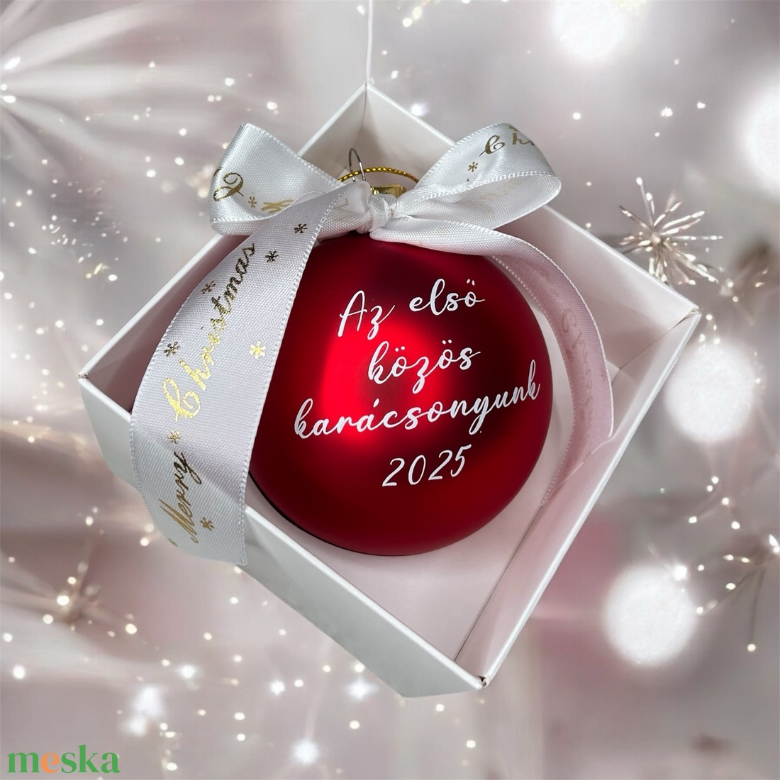 Díszdoboz+ Az első közös karácsonyunk 8 cm-es üveggömb. - karácsony - karácsonyi lakásdekoráció - karácsonyfadíszek - Meska.hu