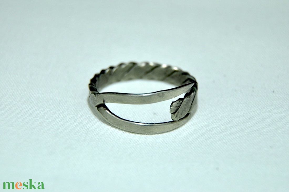 Elegáns csavart karikagyűrű (GY216) - ékszer - gyűrű - kerek gyűrű - Meska.hu Elegáns csavart karikagyűrű (GY216) - ékszer - gyűrű - kerek gyűrű - Meska.hu