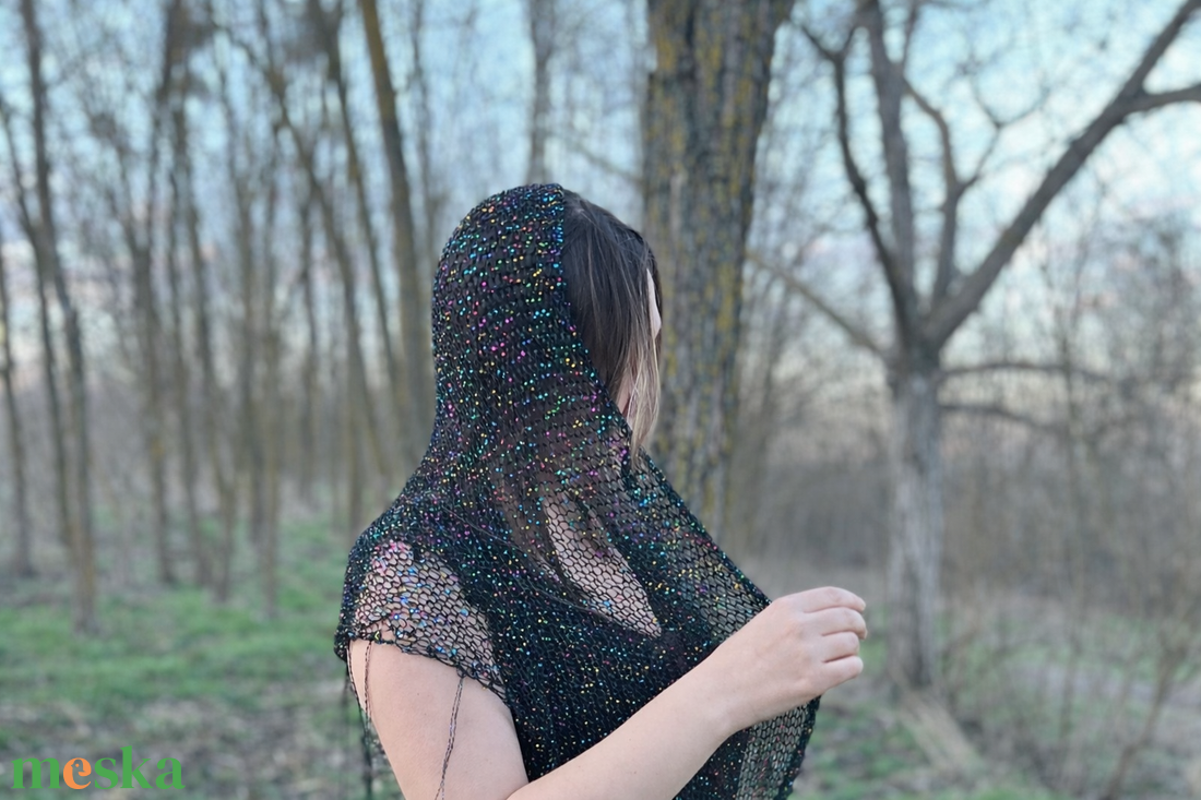 Kézzel készített, háromszög formájú kendő színes flitterekkel  - ruha & divat - sál, sapka, kendő - kendő - Meska.hu