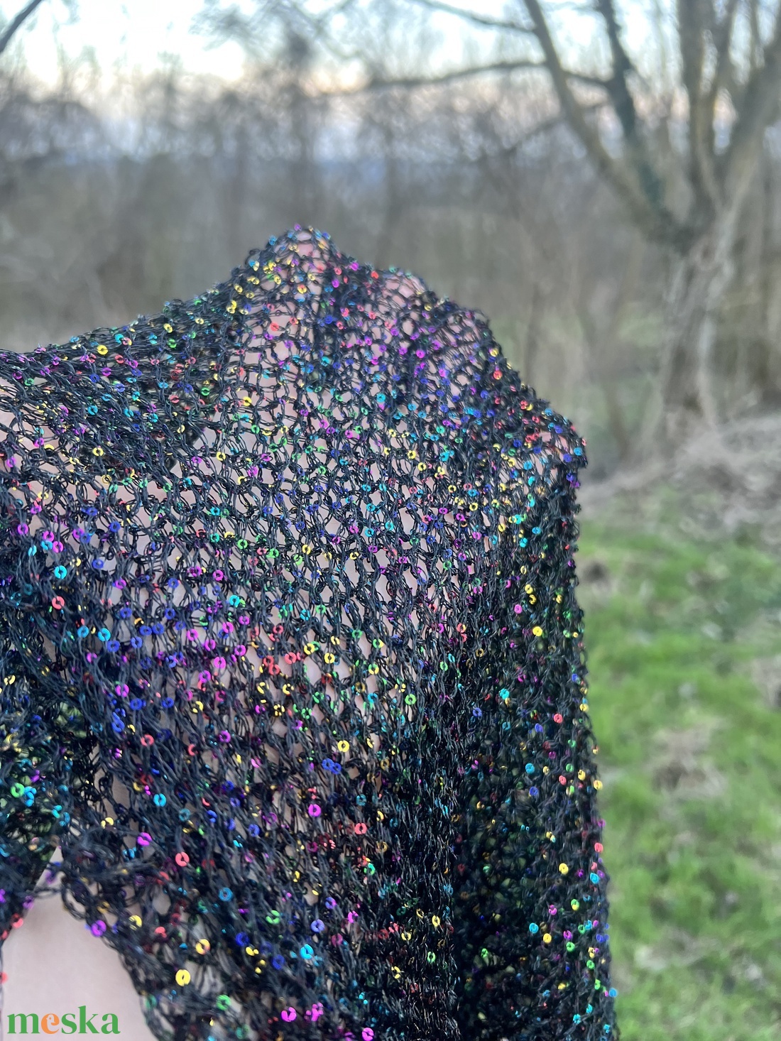 Kézzel készített, háromszög formájú kendő színes flitterekkel  - ruha & divat - sál, sapka, kendő - kendő - Meska.hu