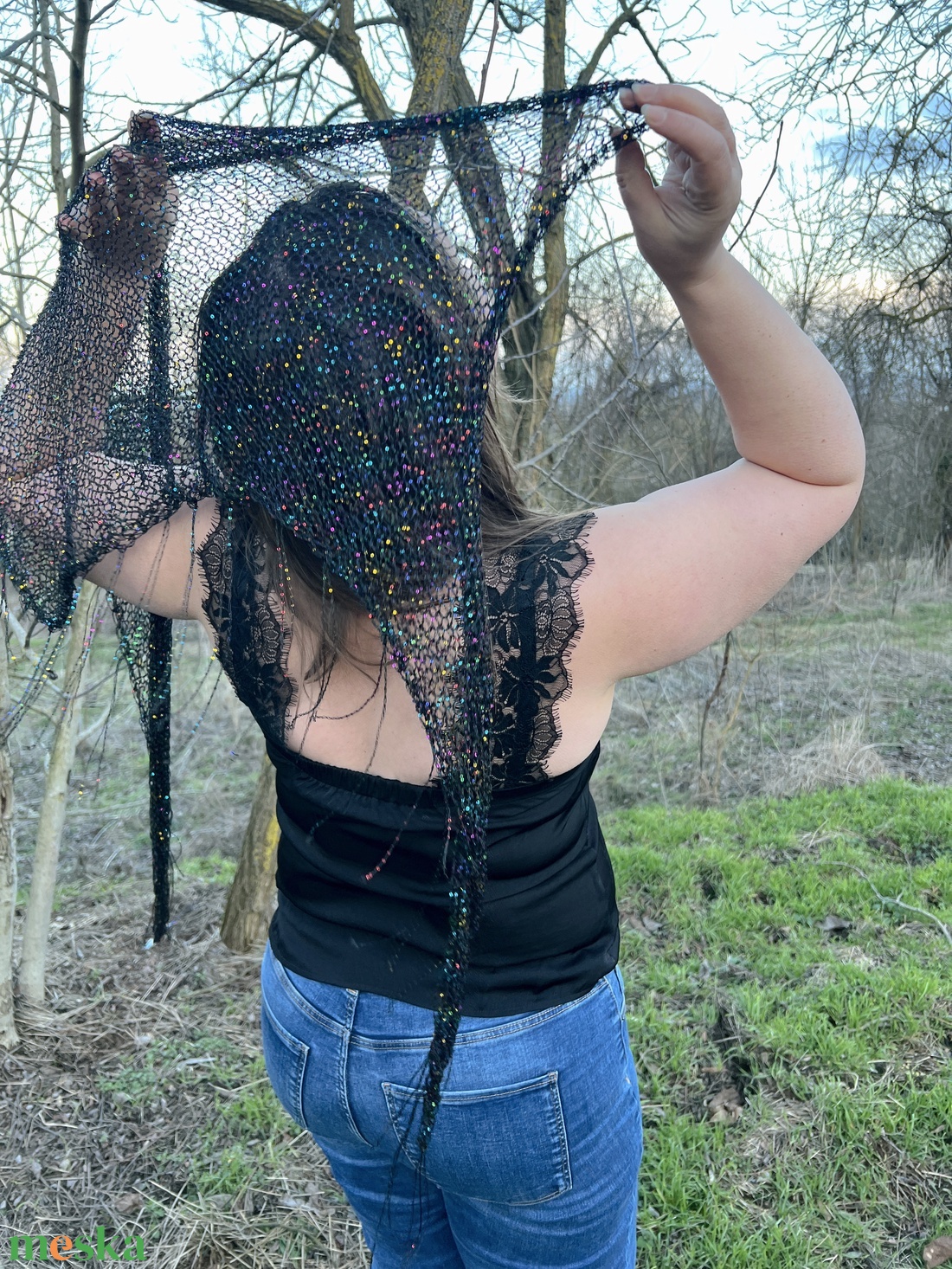 Kézzel készített, háromszög formájú kendő színes flitterekkel  - ruha & divat - sál, sapka, kendő - kendő - Meska.hu