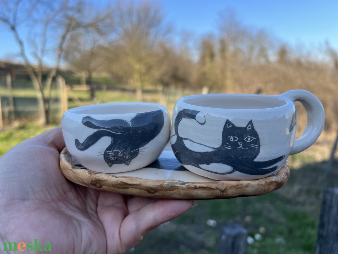 Cicás kerámia szett � nyújtózó macskával és meghitt, játékos pillanatokkal - otthon & életmód - konyhafelszerelés, tálalás - tálalás - teás- és kávés pohár, készlet - Meska.hu
