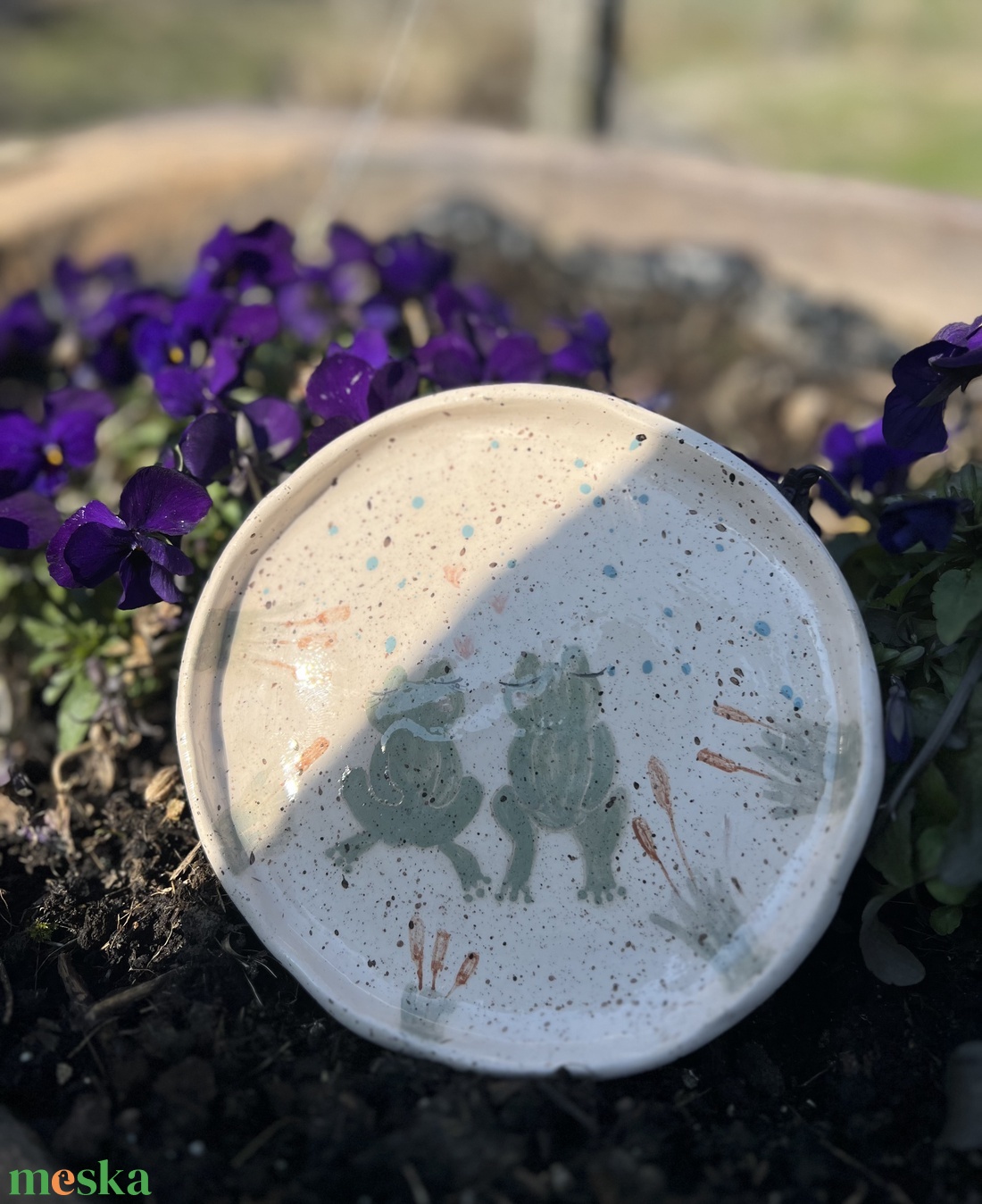 Kézzel festett keramikus desszerttányér � Szerelmes békák - otthon & életmód - konyhafelszerelés, tálalás - tálalás - tányér & étkészlet - Meska.hu