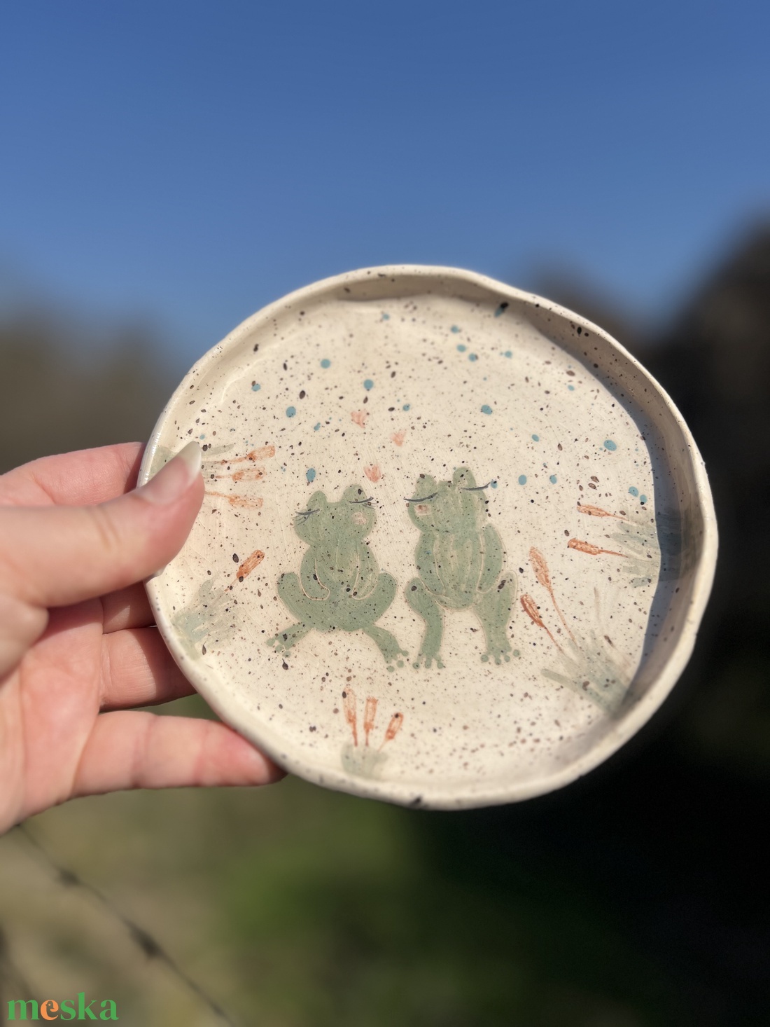 Kézzel festett keramikus desszerttányér � Szerelmes békák - otthon & életmód - konyhafelszerelés, tálalás - tálalás - tányér & étkészlet - Meska.hu